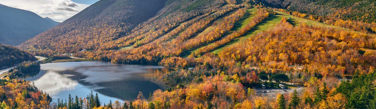 View of Echo Lake from Artist's Bluff in autumn. Fall colours in Franconia Notch State Park. White Mountain National Forest, New Hampshire, USA